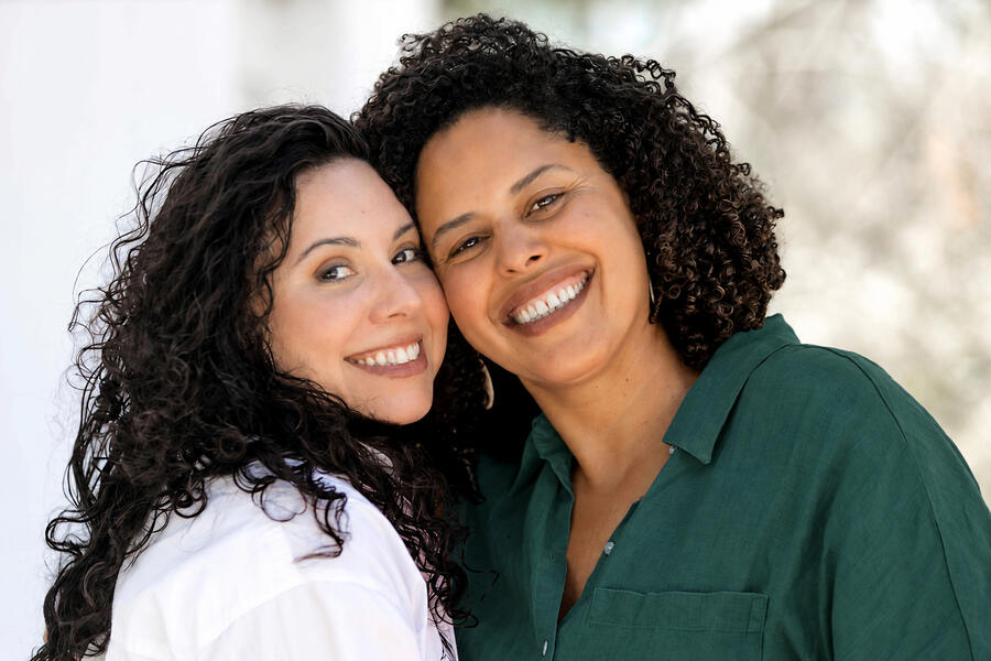 Nádia Trindade e Lanna Guedes - Fundadoras do Matré Portugal Nádia Trindade e Lanna Guedes, fundadoras do Matré Portugal sorriem para foto, uma ao lado da outra